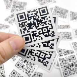 QR PVC Lipdukai (laminuoti) QR PVC Lipdukai (laminuoti)