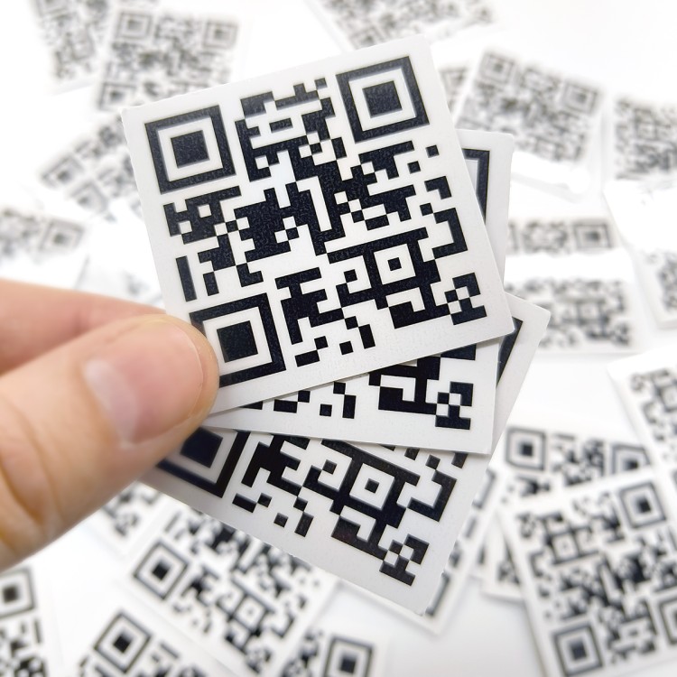 QR PVC Lipdukai (laminuoti) QR PVC Lipdukai (laminuoti)